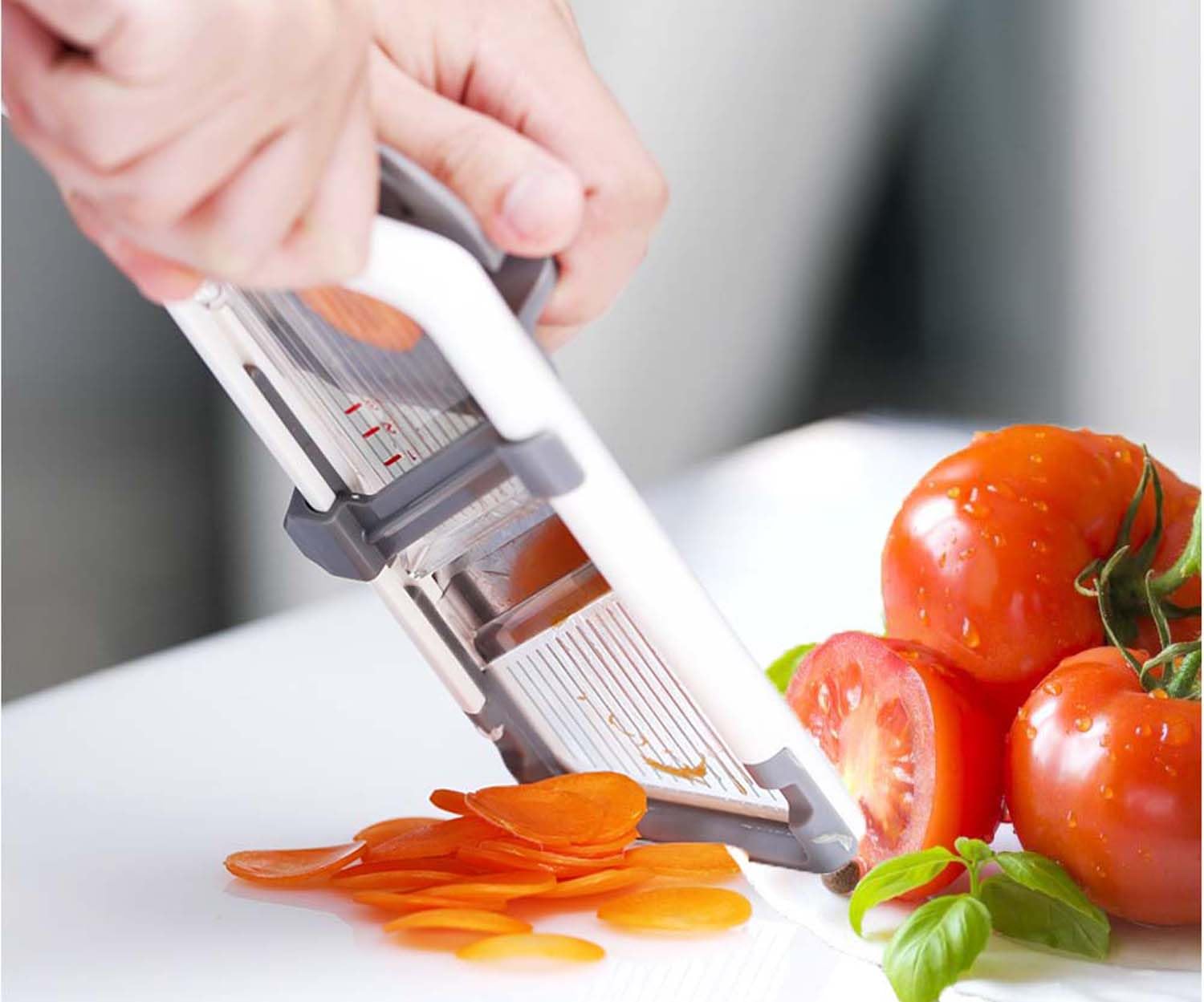 LIVSGNISTA beginner-friendly slicer speeds up veggie prep.