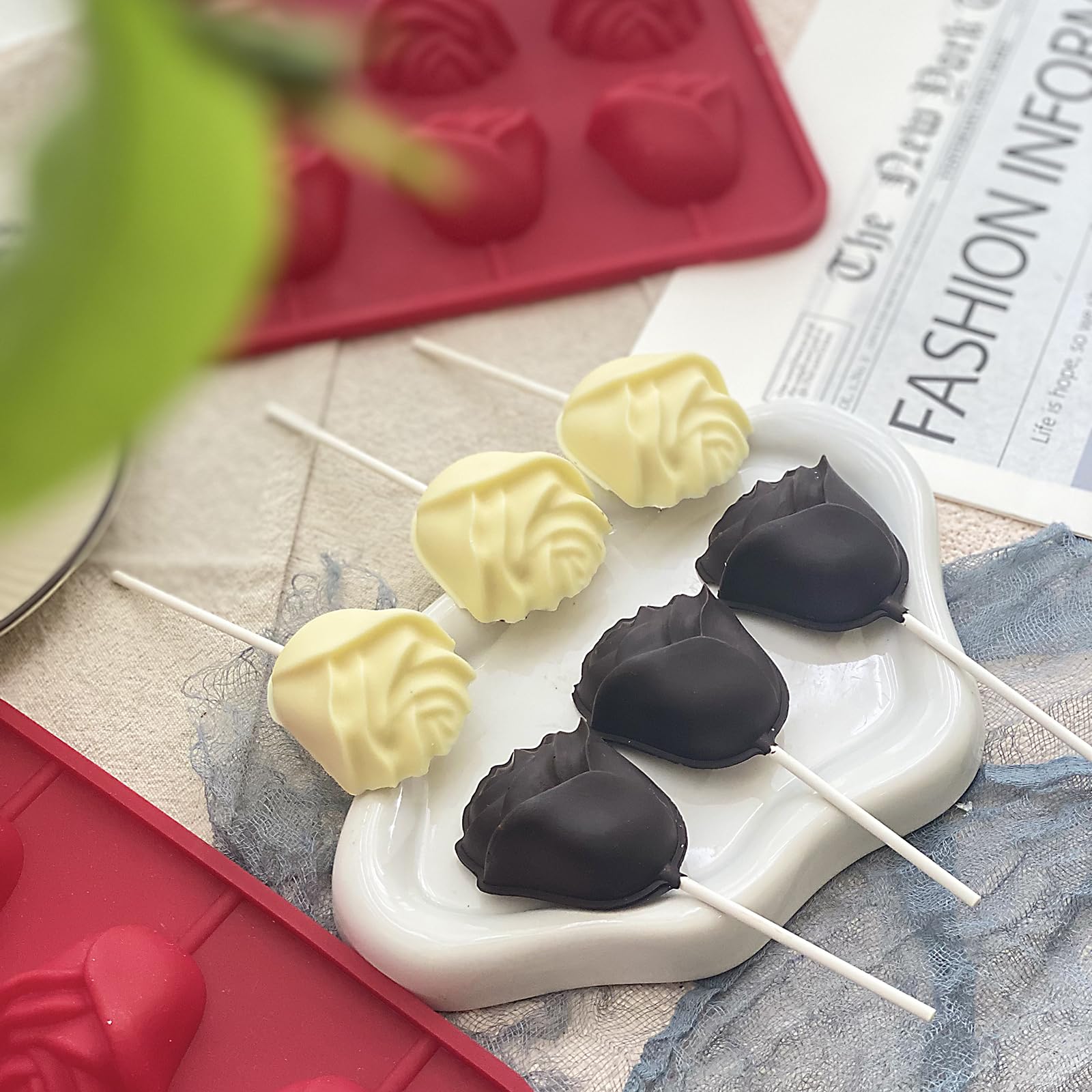 LLchunyun packaging bags for rose lollipops provide neat presentation.
