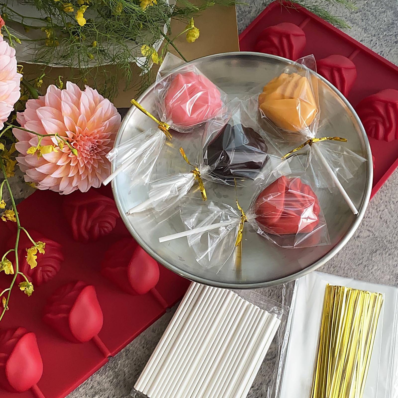 LLchunyun rose-shaped ice mold adds romantic flair to drinks.