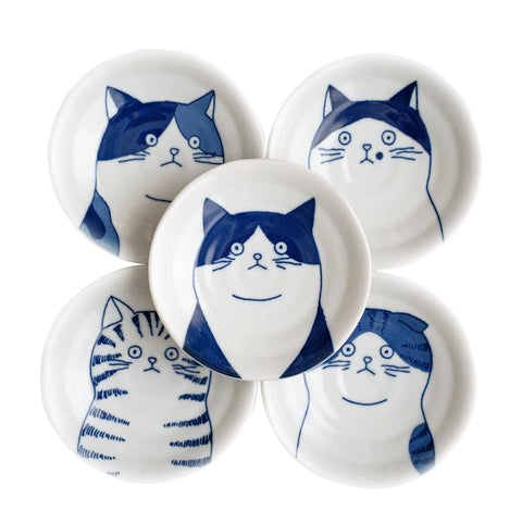 LOVE LOVE JAPAN cat-design dessert plate for sushi and sauces, dishwasher-safe convenience.