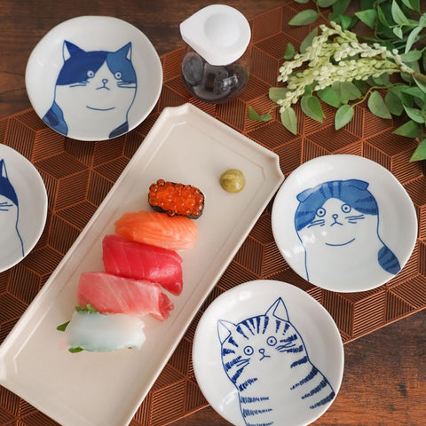 LOVE LOVE JAPAN 4.7-inch plates serve appetizers and desserts with style.