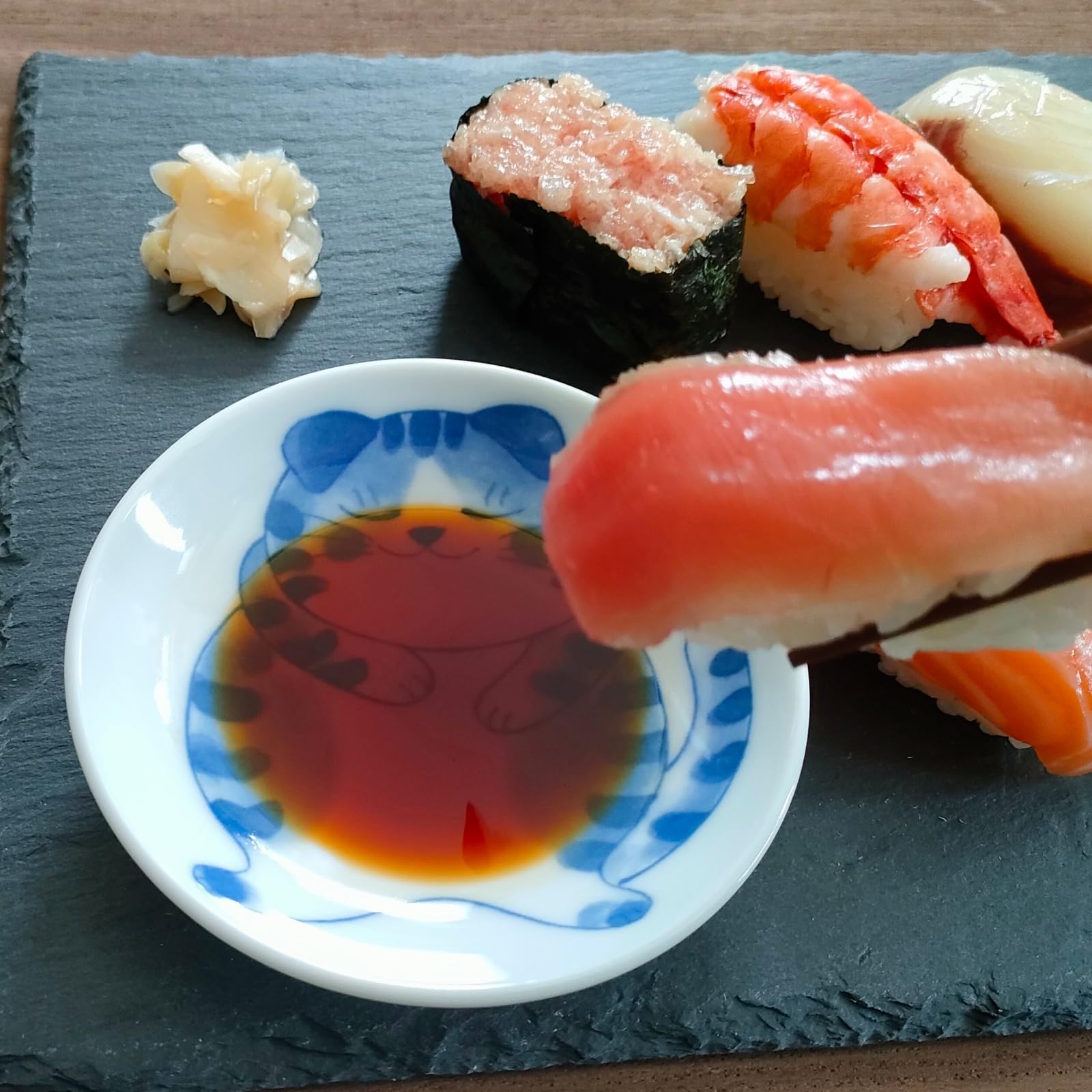 Love Love Japan nekochigura porcelain plate, dishwasher-safe and easy to stack