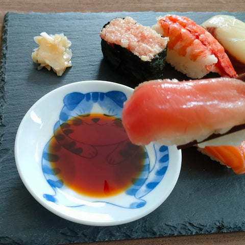 Love Love Japan nekochigura porcelain plate, dishwasher-safe and easy to stack