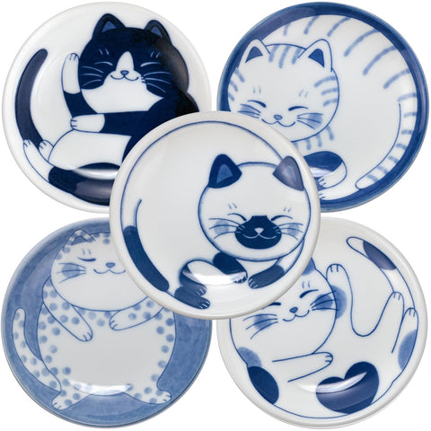 LOVE LOVE JAPAN sleeping cat plate 1 with serene design, ideal for sushi or small appetizers.