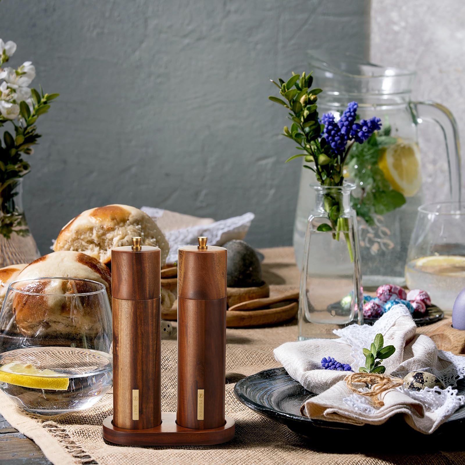 LOYIM metal labels clearly distinguish salt and pepper for quick use.