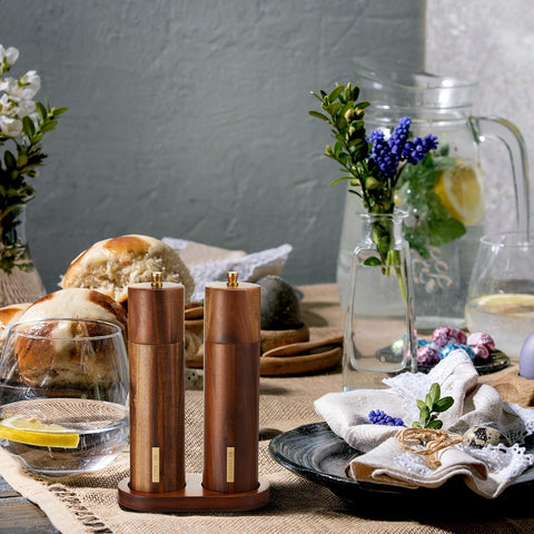 LOYIM metal labels clearly distinguish salt and pepper for quick use.