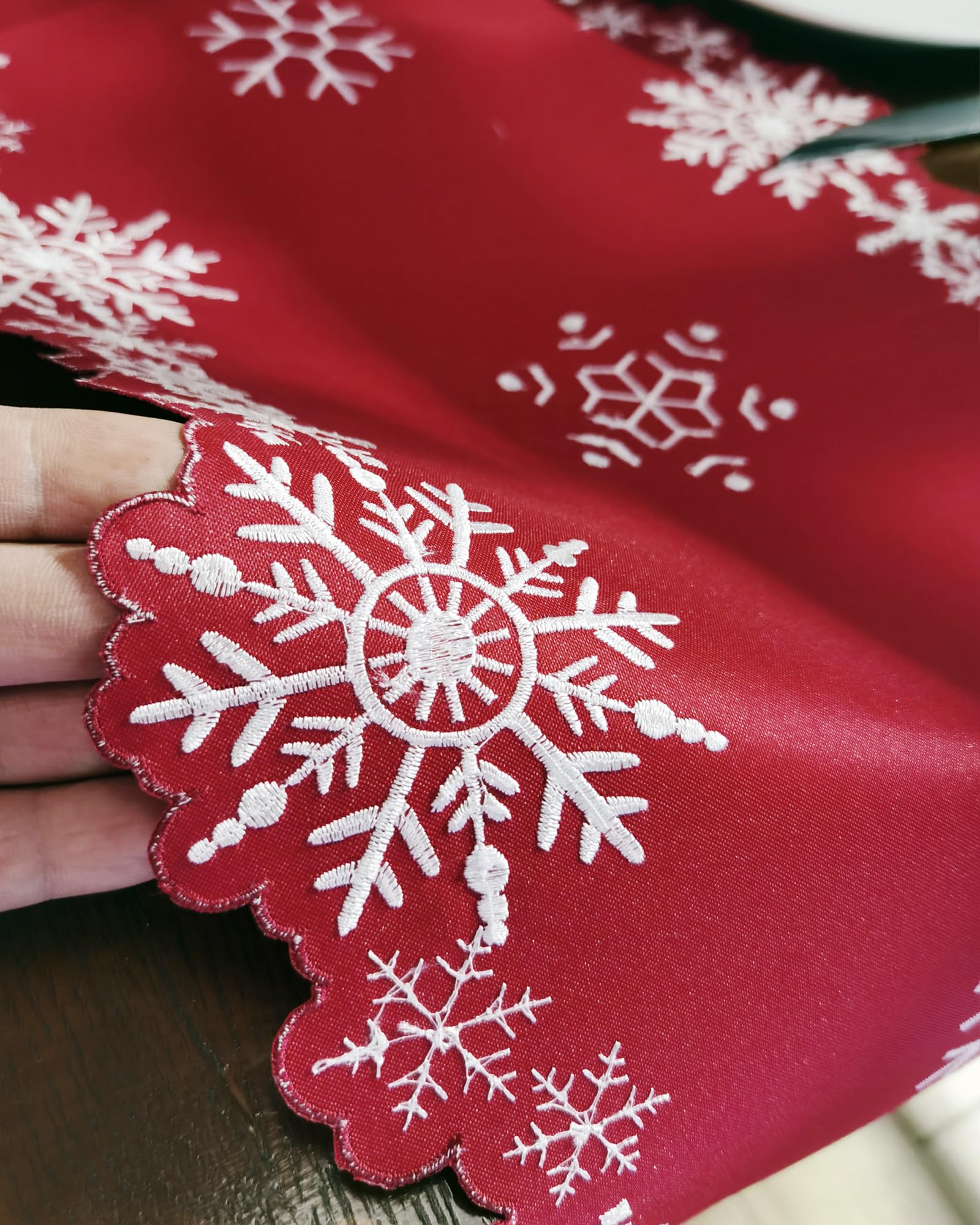 LRDOVIS wrinkle-resistant fabric lying flat on dining table