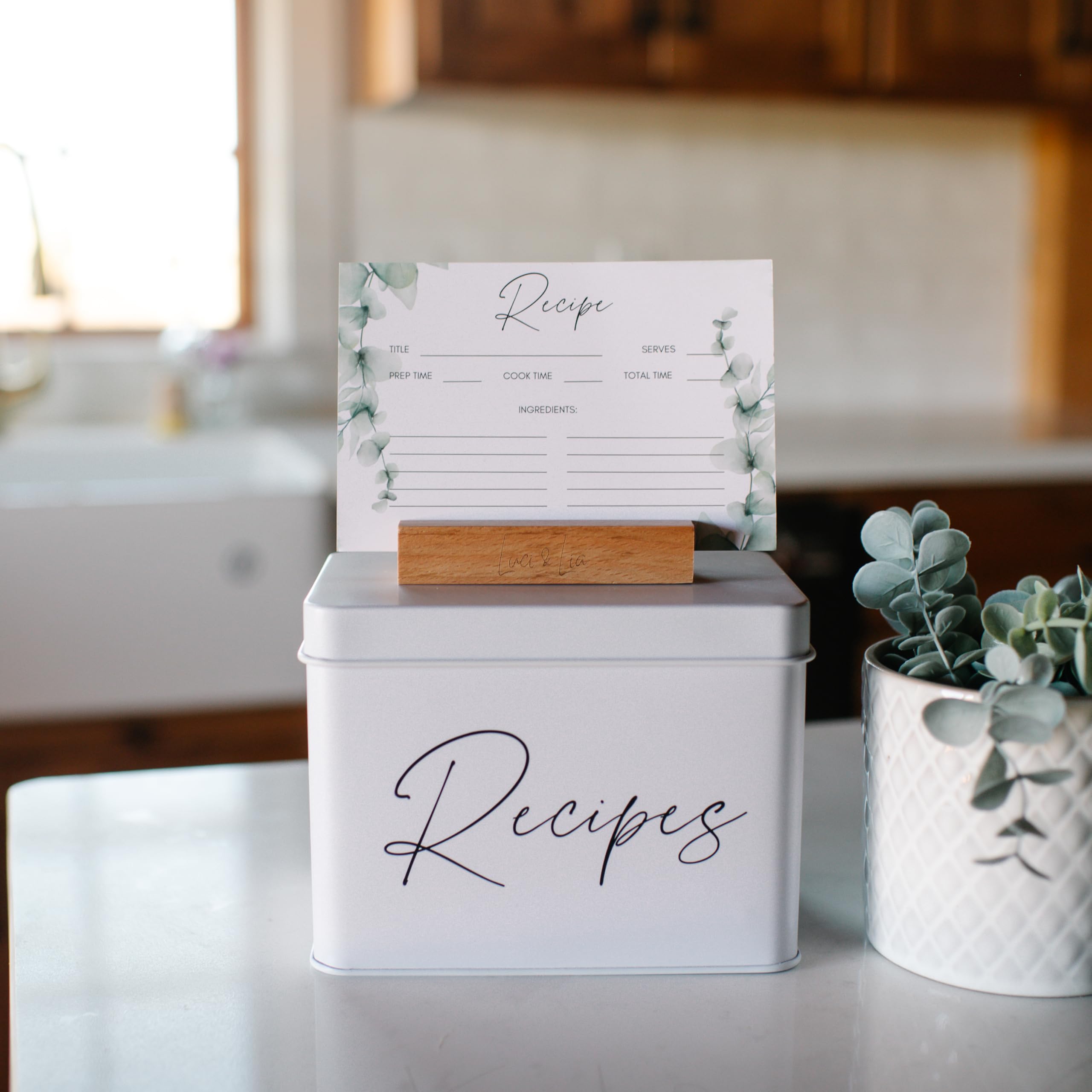 Luci & Lia 12 dividers organize recipes by category.