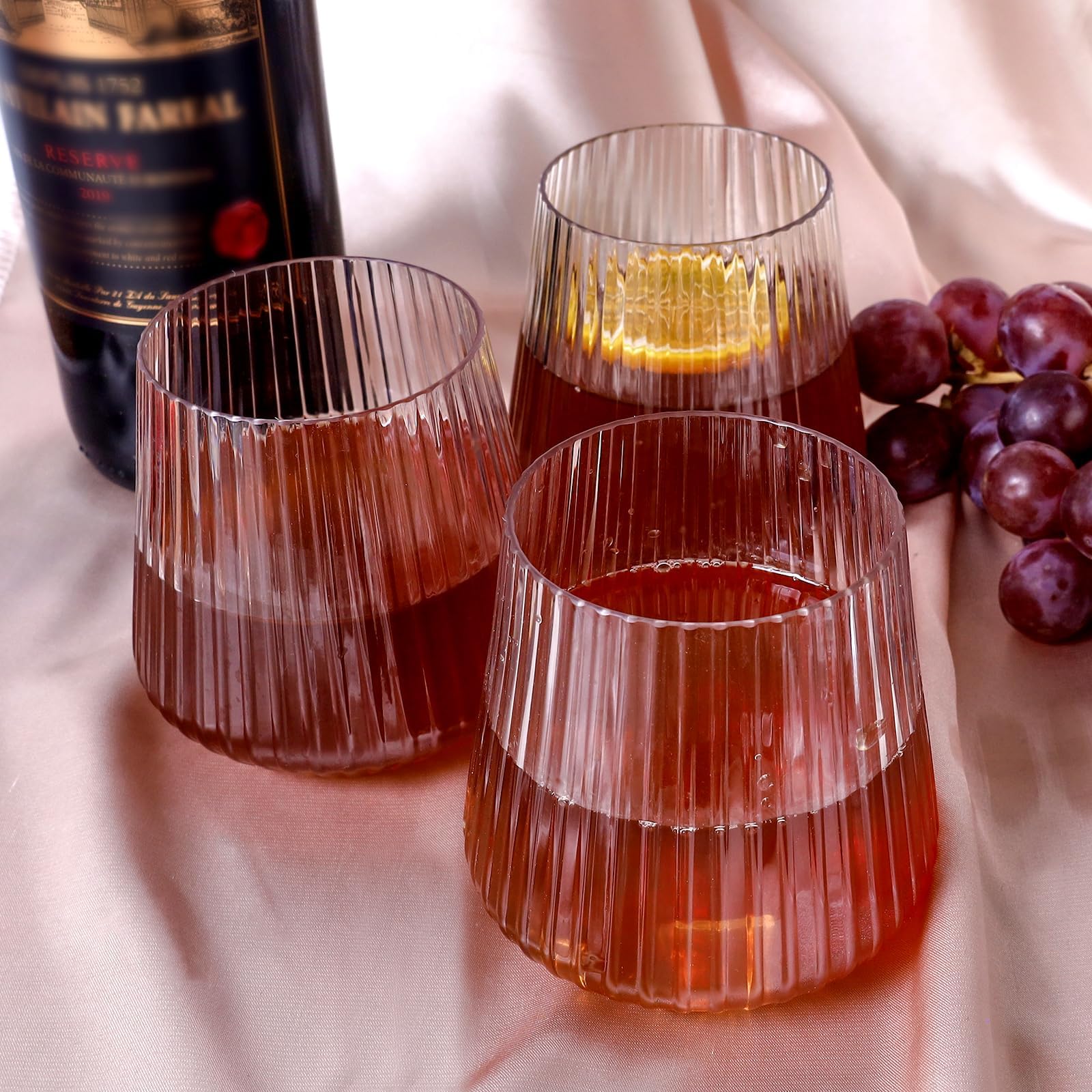 Recyclable clear wine cups by Lueumxc suitable for various beverages.