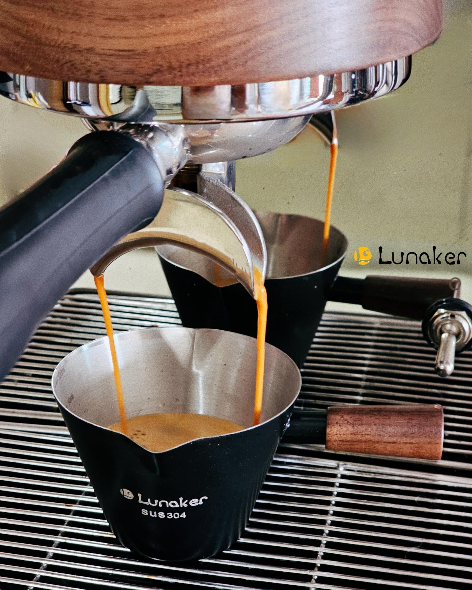 Lunaker inner measurement markings aid precise coffee dosing.