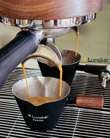 Lunaker inner measurement markings aid precise coffee dosing.