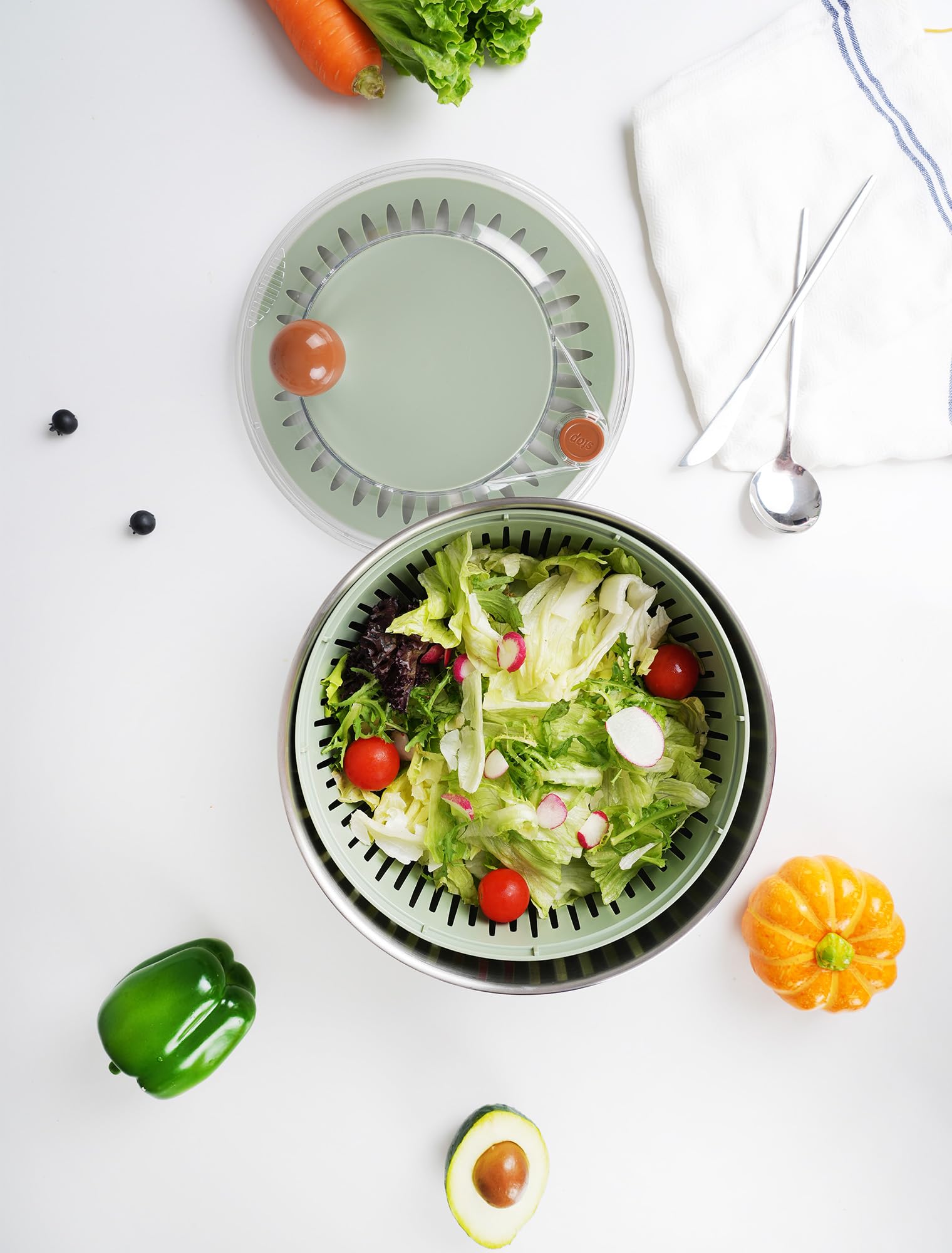 Lunememo serving bowl doubles as a stylish table-ready dish.