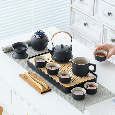LURRIER Gongfu tea set tea clip keeps lid secure during transport.