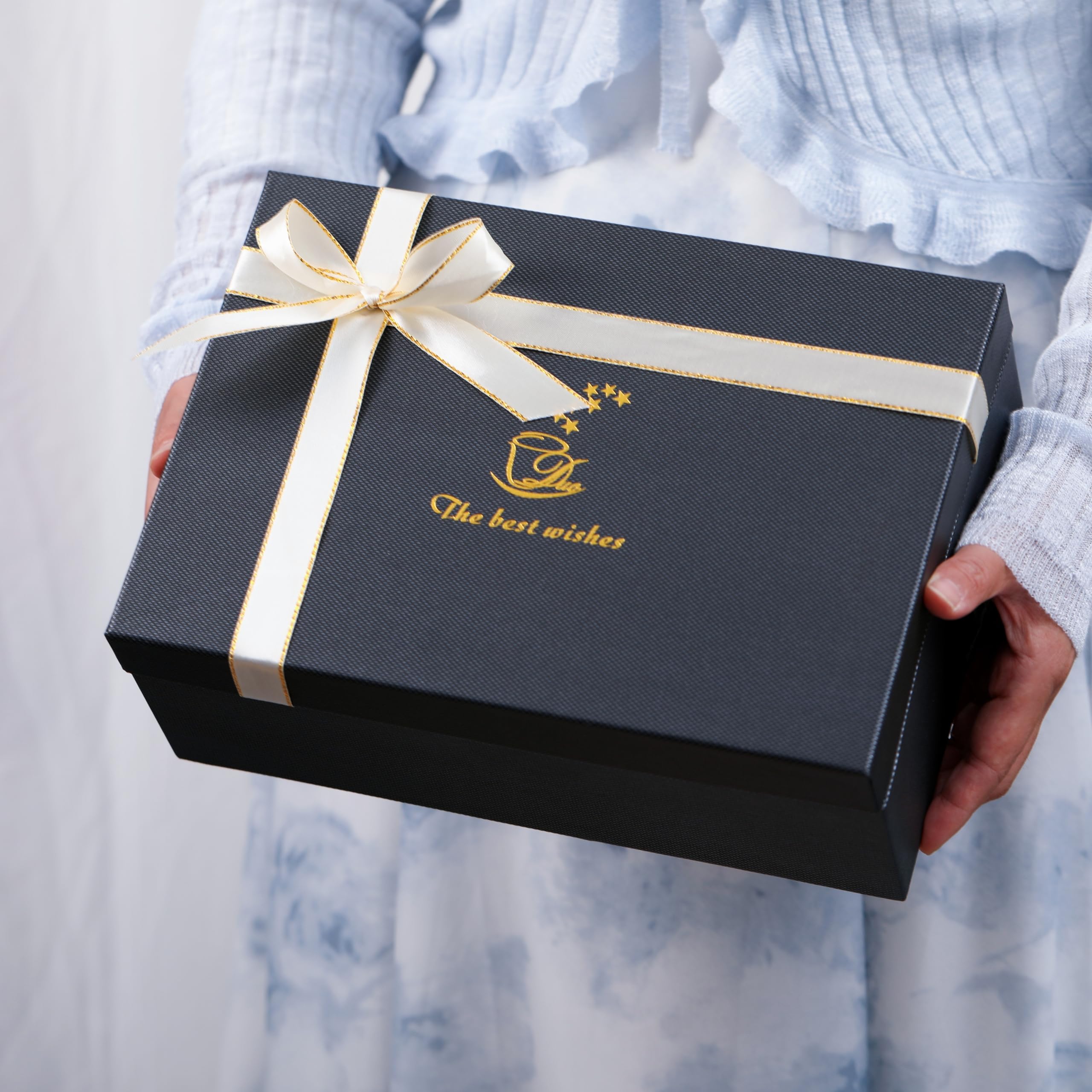 Luspan wedding gift set in a box with two mugs.