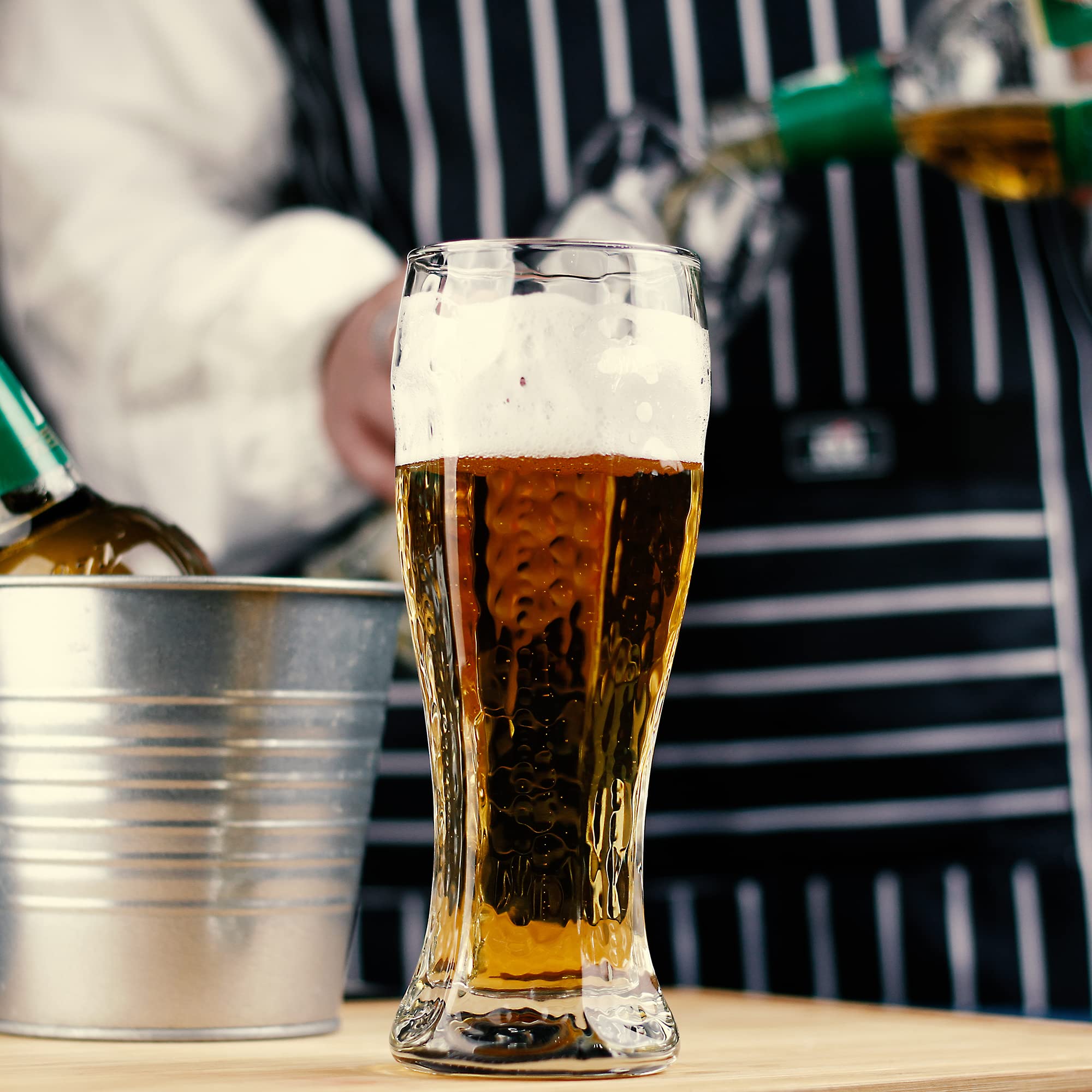 LUXU lead-free weizen vase showcases safety and golden hues.