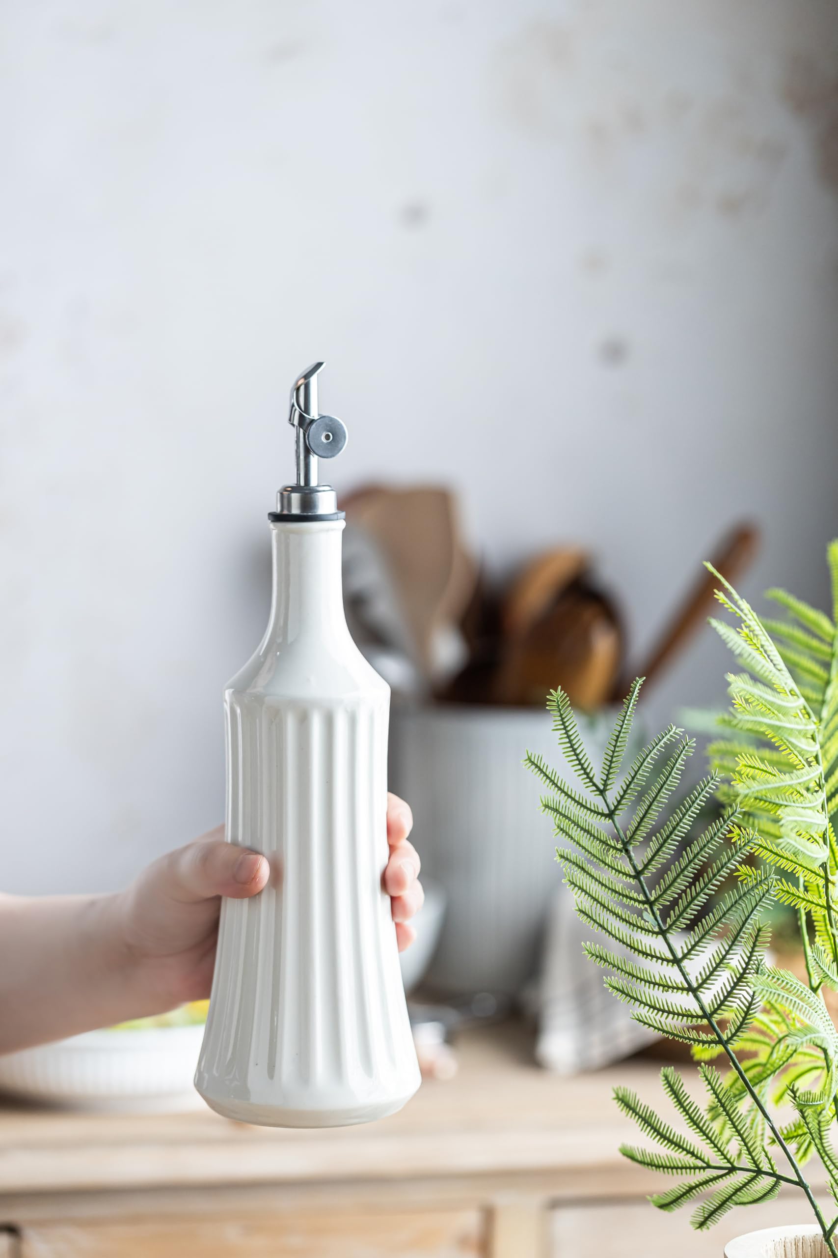 LYEOBOH multi-function kitchen dispenser handles oil and other liquids.
