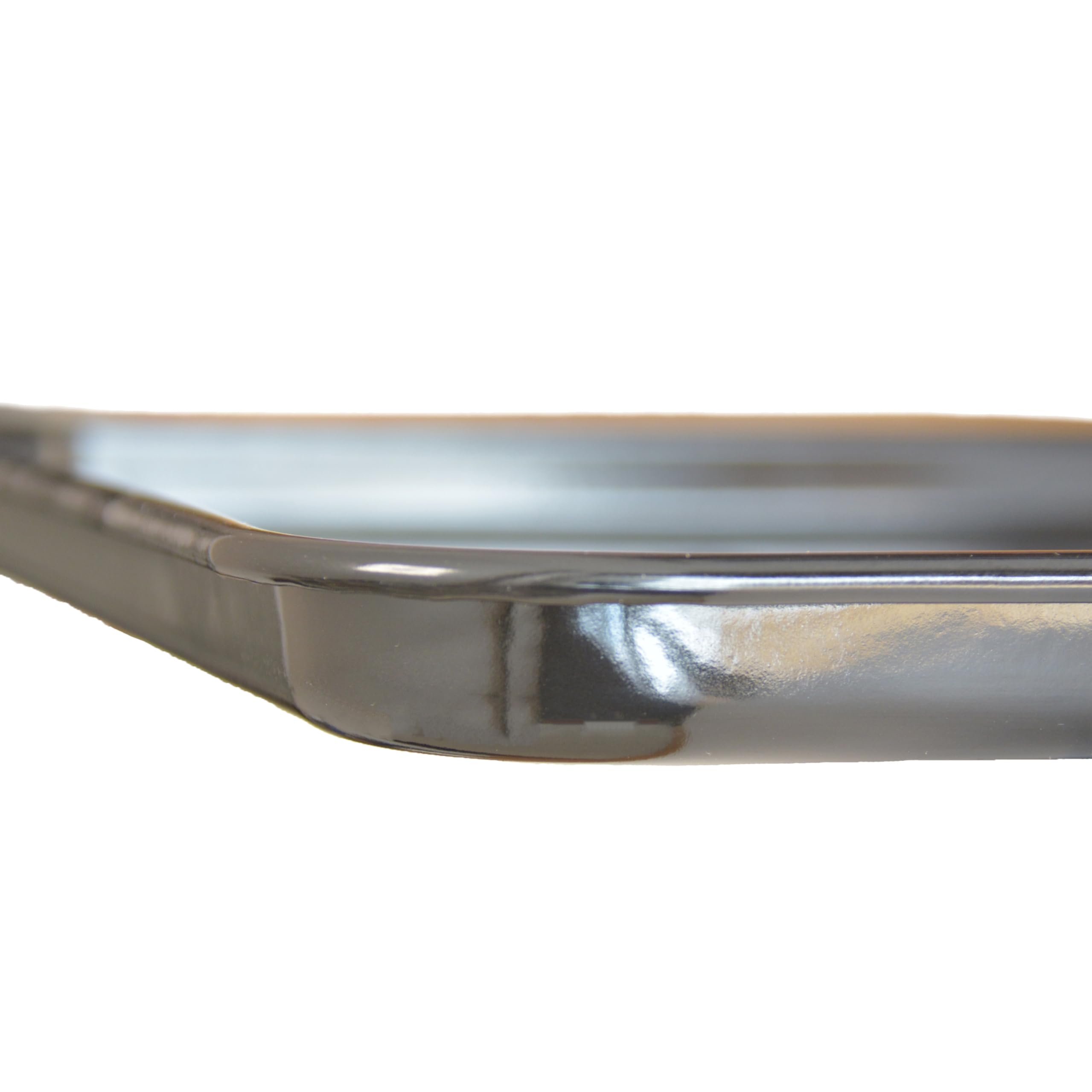 Lynora heavy-duty rolled edges provide a durable baking surface