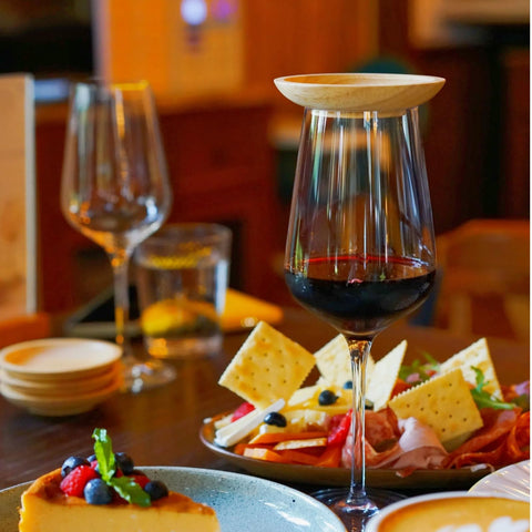 Lyonbi portable wine topper wood is lightweight for parties