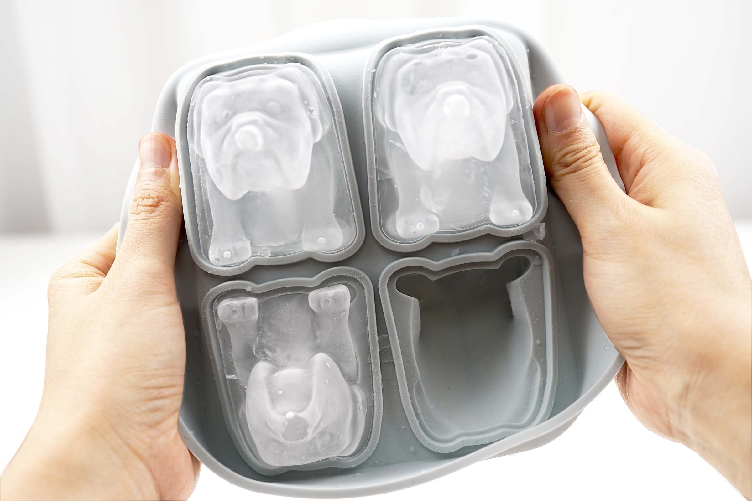 LYWUU Bulldog tray includes a convenient funnel for easy filling.