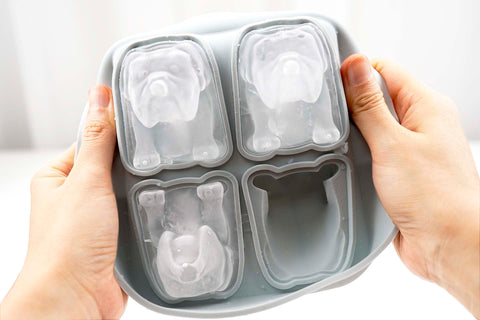 LYWUU Bulldog tray includes a convenient funnel for easy filling.