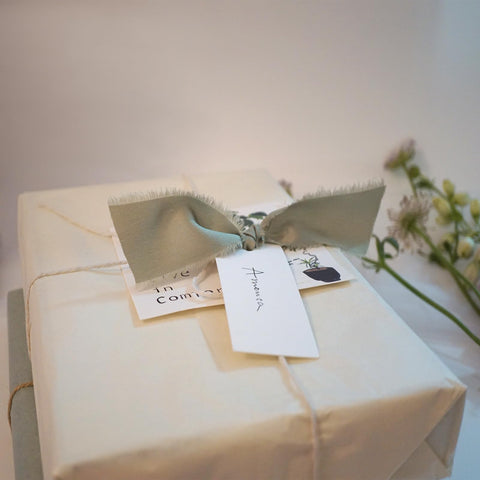 Premium 300gsm textured paper supports smooth writing with Maegmew cards