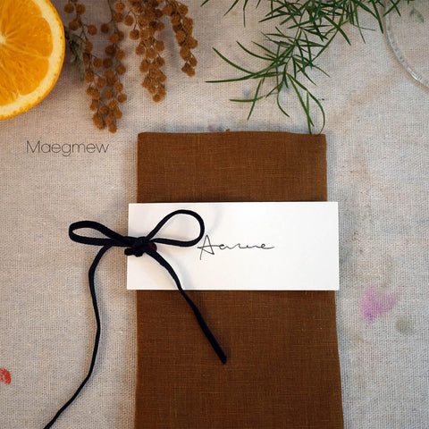 Maegmew closeup of a 300gsm place card with velvet ribbon.