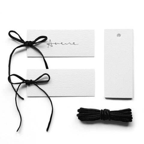 Maegmew velvet ribbon place card in black for an elegant table setting.