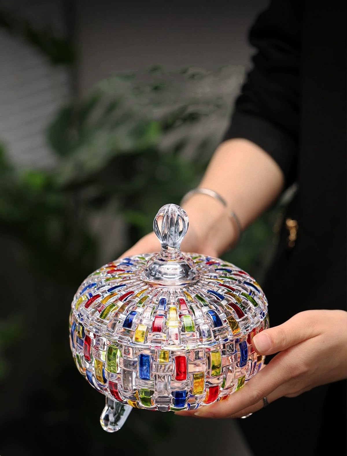 Eco-friendly lead-free crystal brings a clear, pristine look.