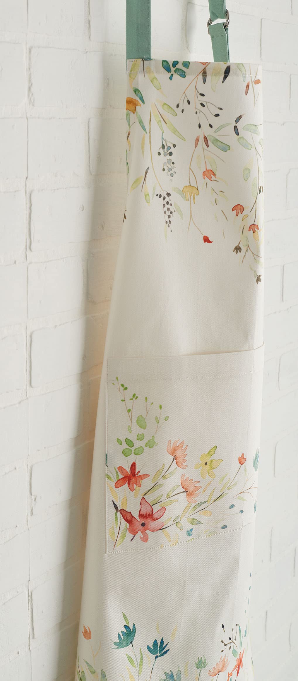 Maison d'Hermine dishwashing-ready apron in action