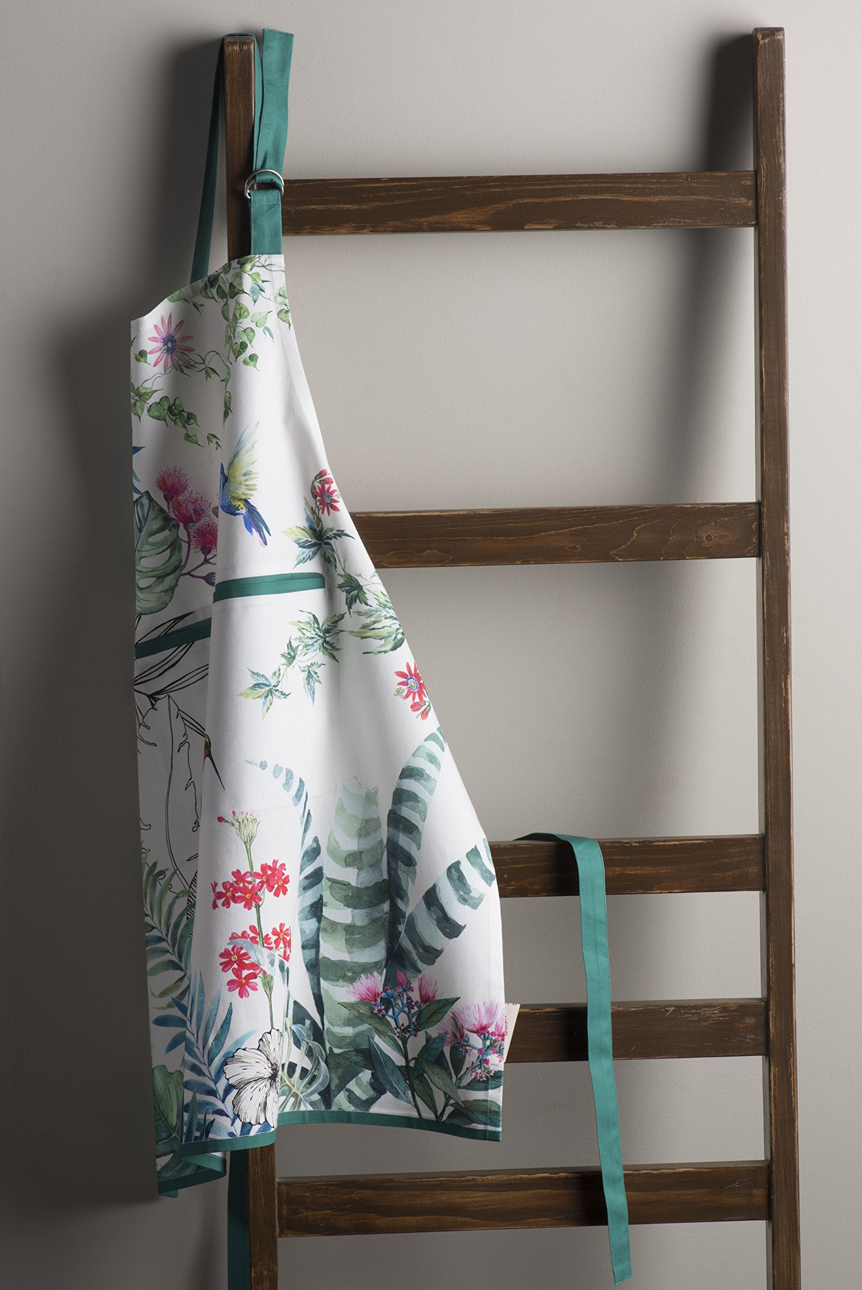 Maison d'Hermine versatile apron suitable for cooking, gardening, and serving tasks