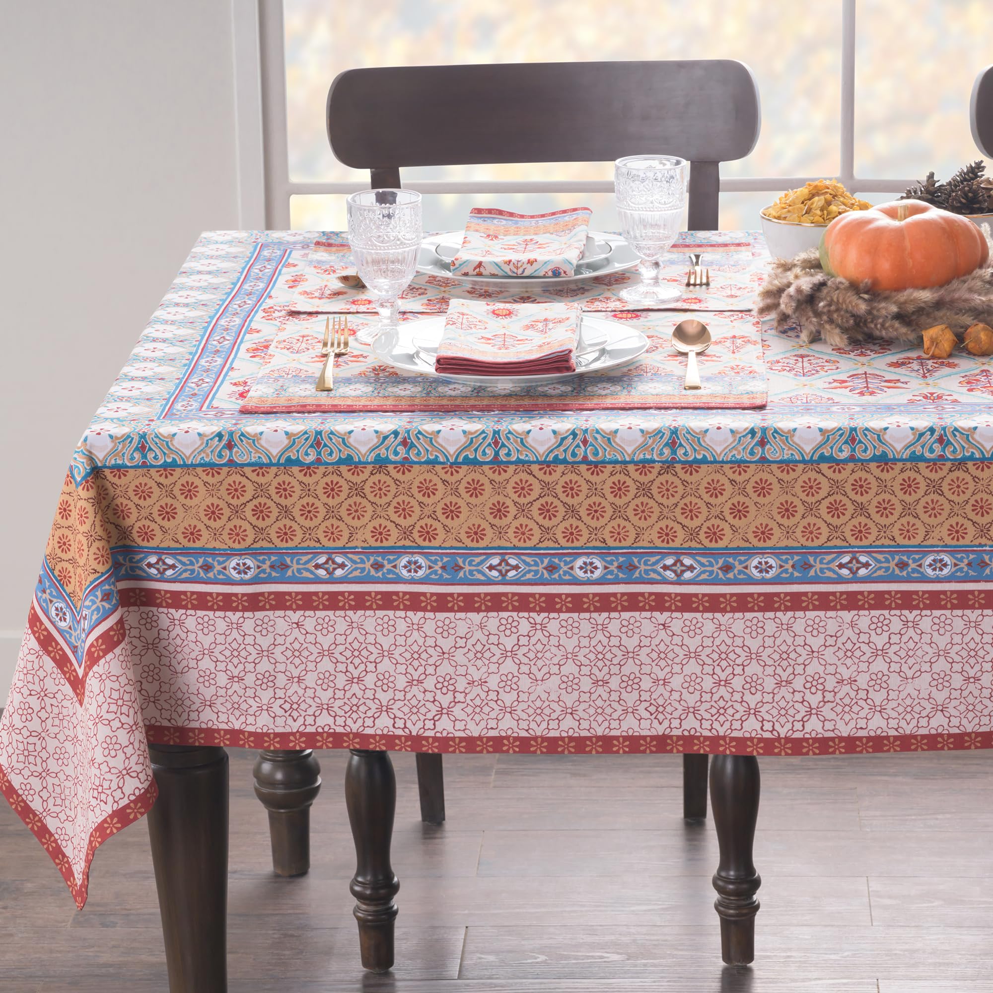 Enhances Christmas dinners with sophisticated, festive ambiance