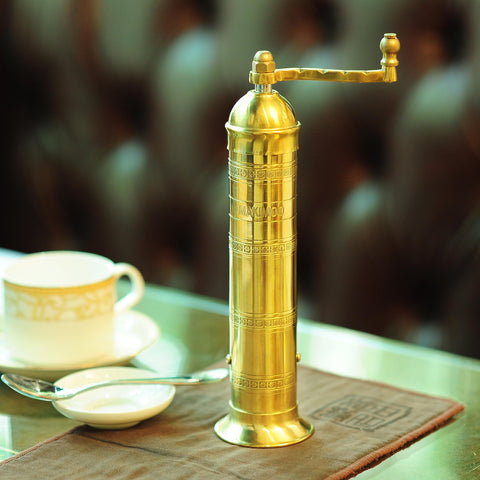 Makimoo European-style salt grinder emphasizes sturdy metal build for effortless seasoning.