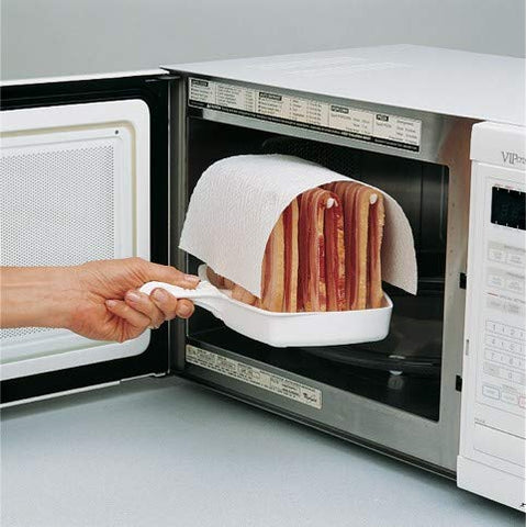 MAKIN BACON paper towel on top reduces splatter for easy cleanup