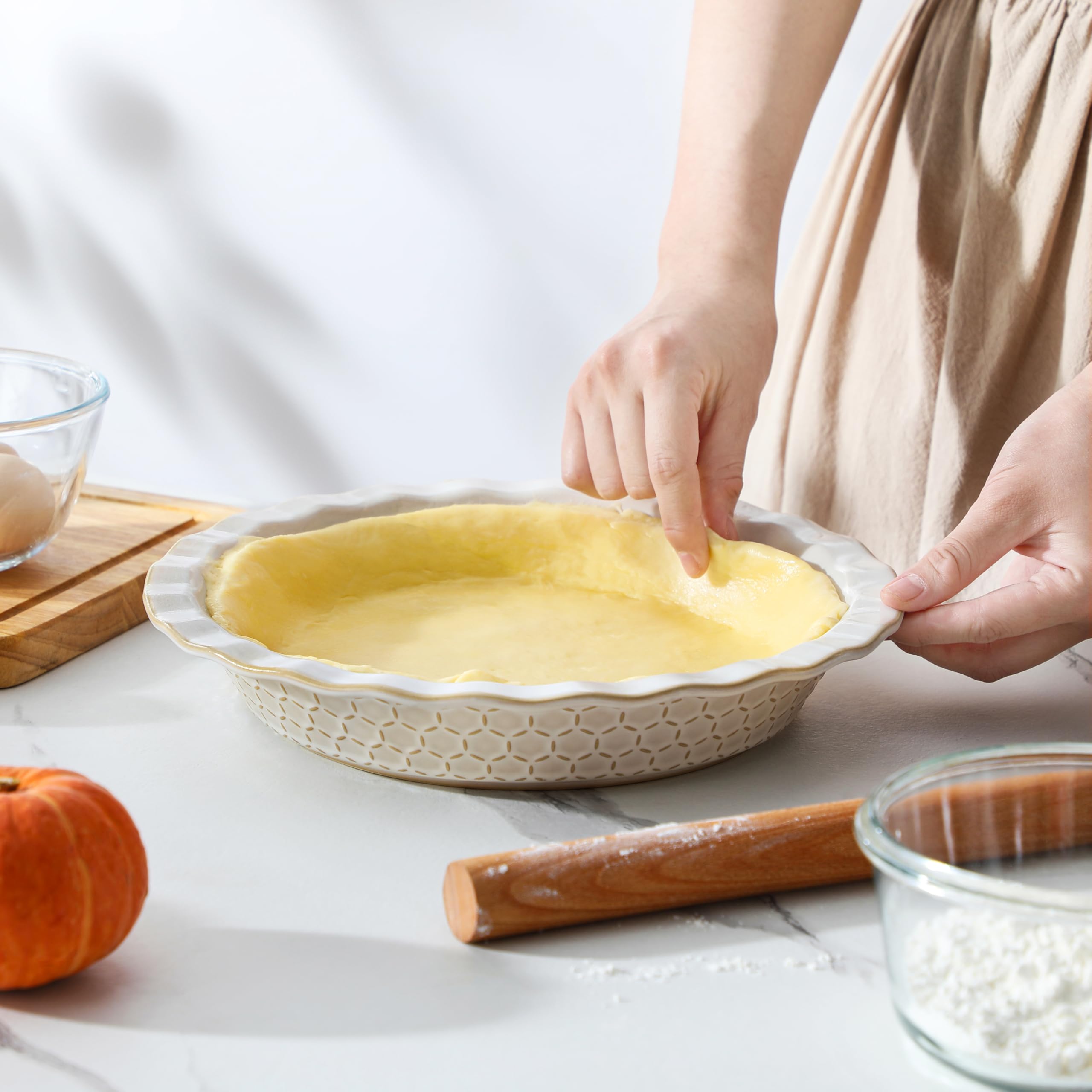 Malacasa Lydia pie dish makes a refined gift for bakers.