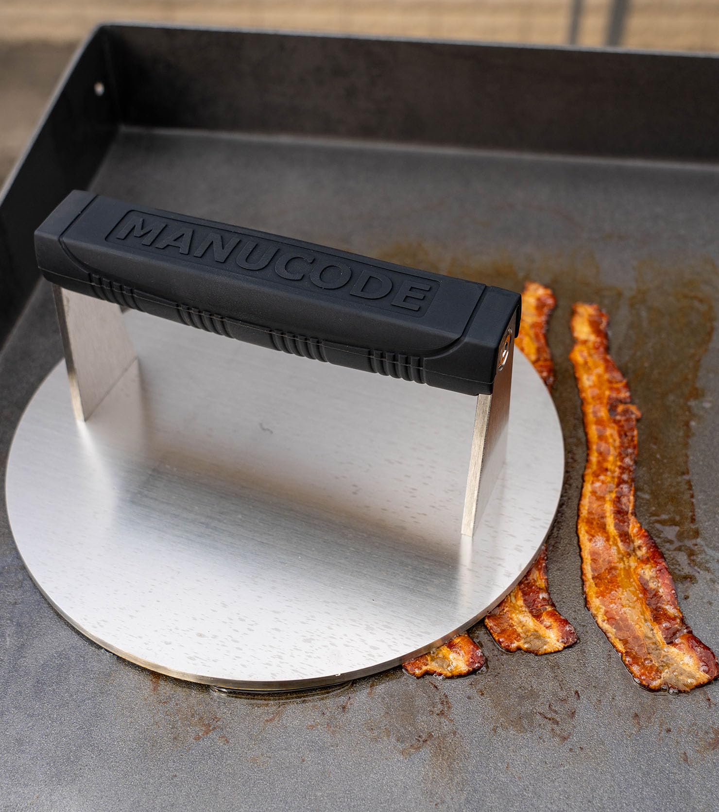 Dishwasher-safe design makes cleanup quick after cooking.