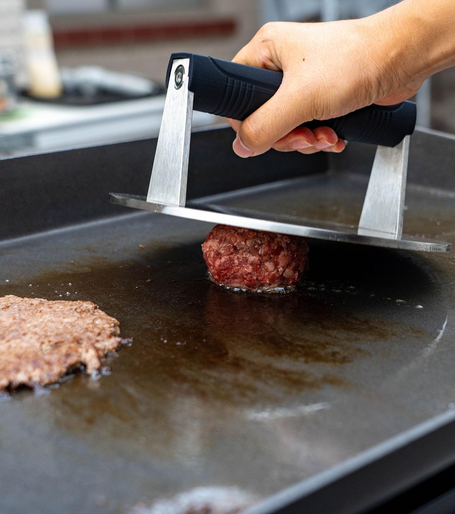 Manucode stainless steel surface resists rust and cleans quickly.