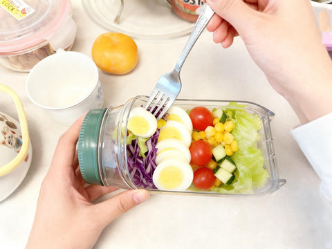 Mason salad jar leak-proof sauce container prevents soggy greens during transit