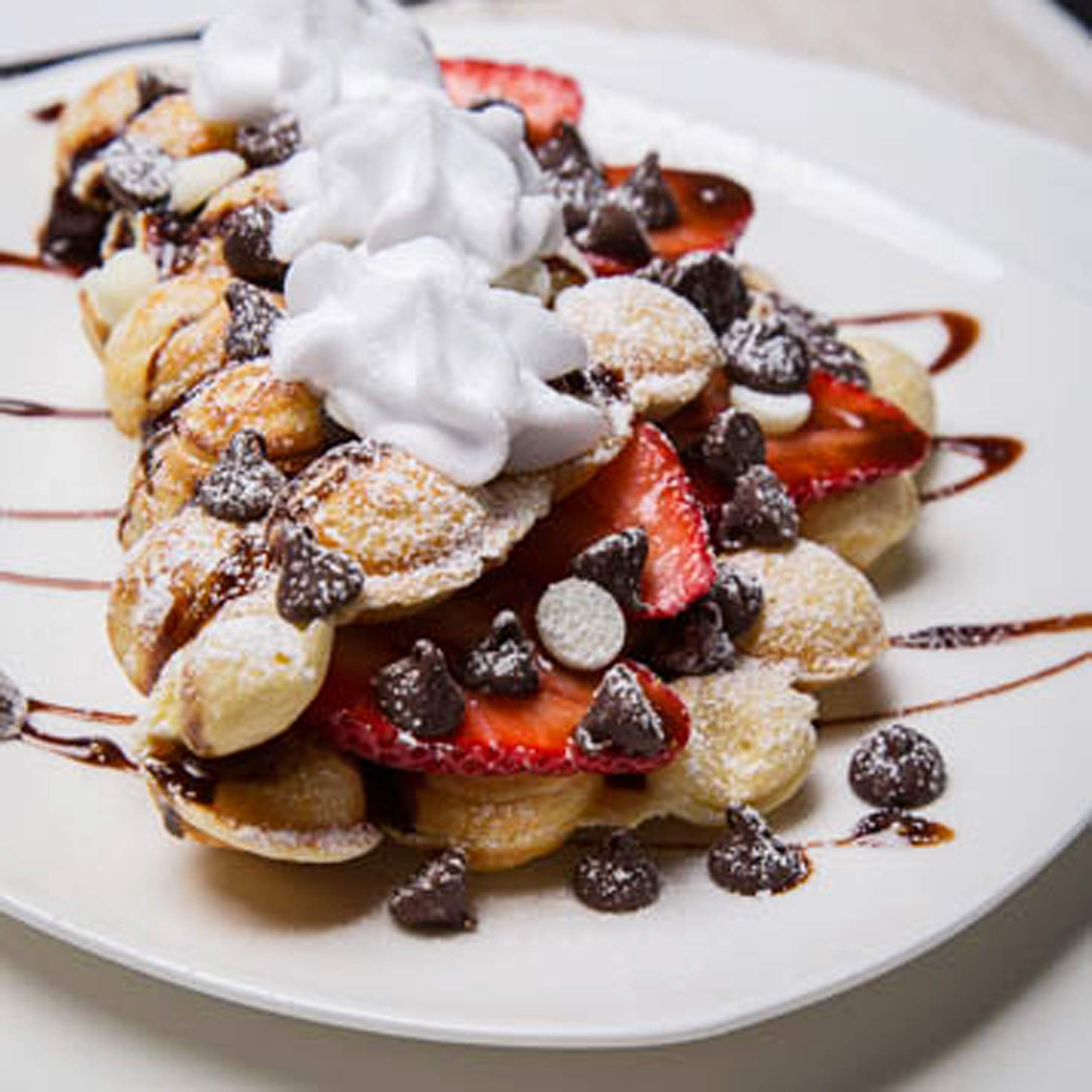 MasterChef Bubble Waffle Maker easy-lock closing for simple setup