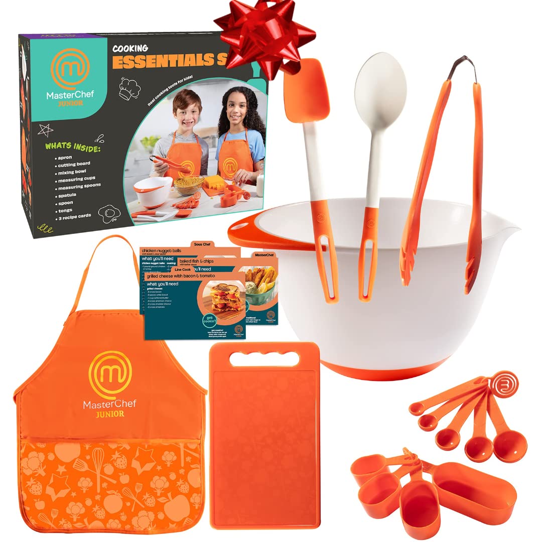 MasterChef Junior apron with kid-friendly fit for easy, mess-minimizing cooking.
