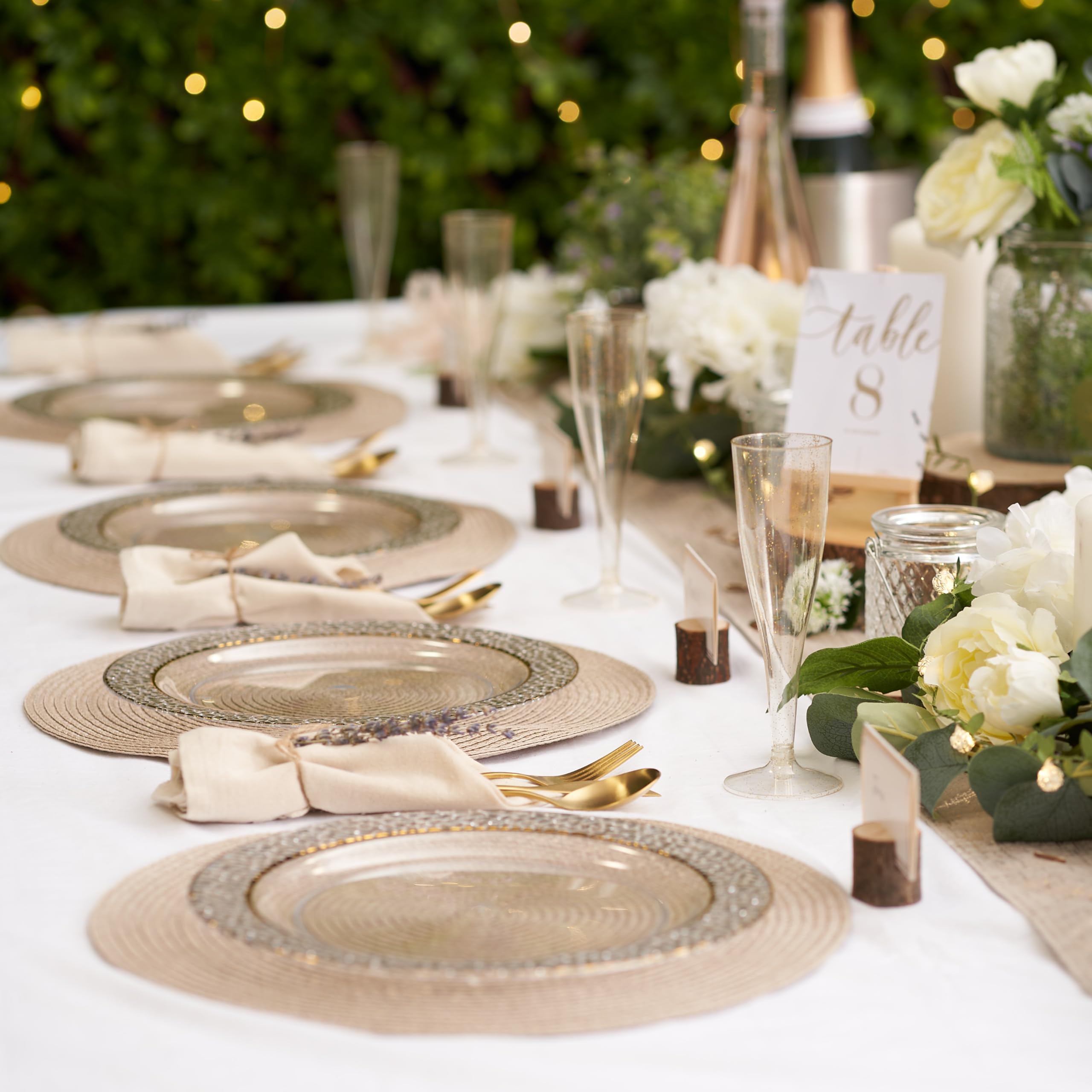 MATANA wedding table setting with clear plates and gold rim for a refined look.