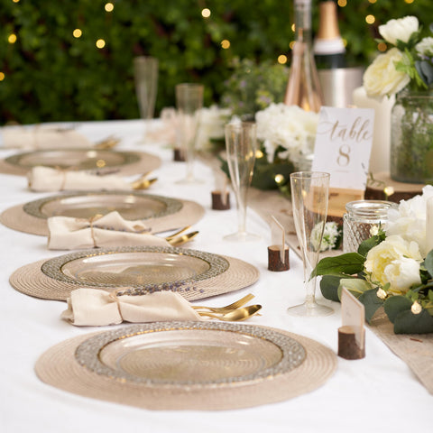 MATANA wedding table setting with clear plates and gold rim for a refined look.