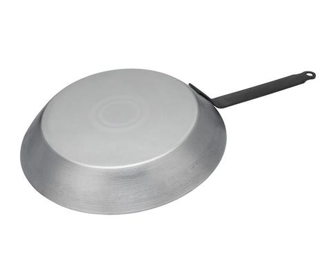 Matfer Bourgeat pan with welded steel handle for a durable, comfortable grip.