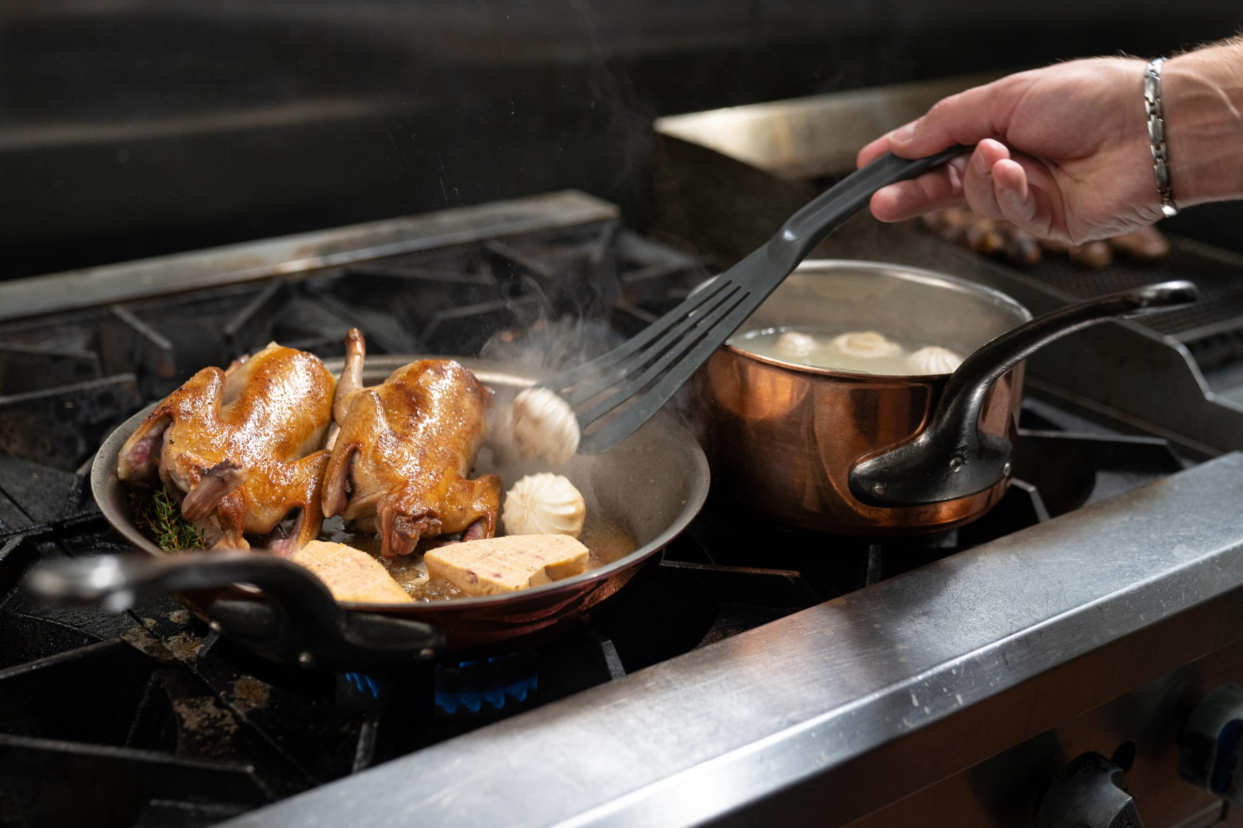 Safe for nonstick surfaces, protecting coating during flipping with Exoglass.