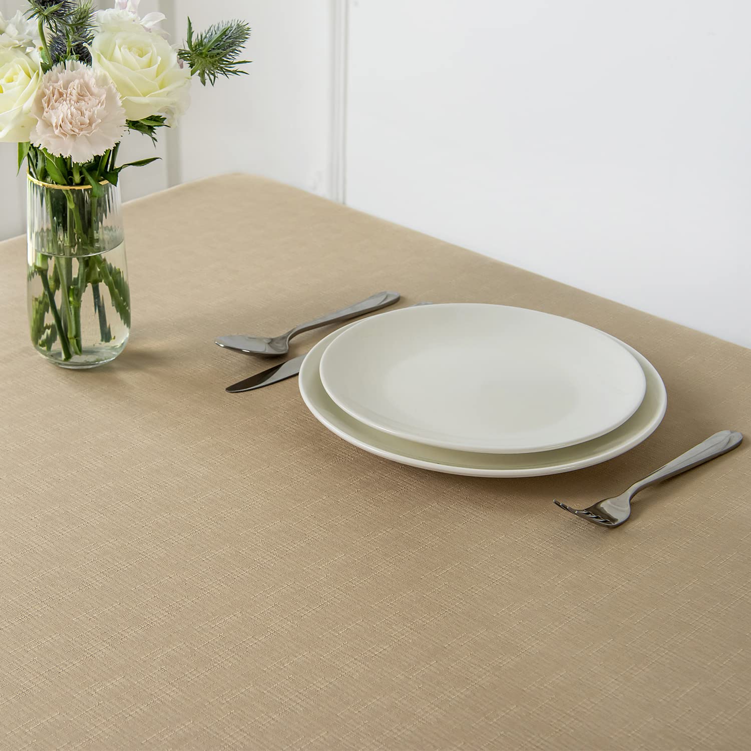 Close-up of Maxmill wrinkle-resistant fabric keeping the table smooth.