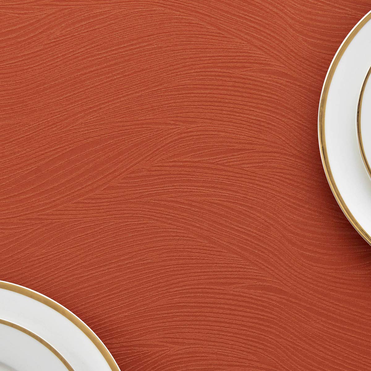 Maxmill Jacquard Swirl Rust tablecloth outdoor patio setup