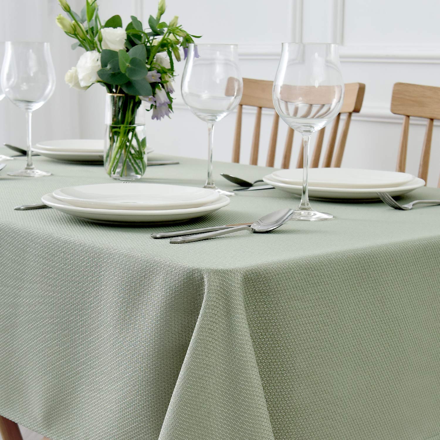 maxmill sage-green tablecloth close-up weave highlights premium fabric and wrinkle resistance