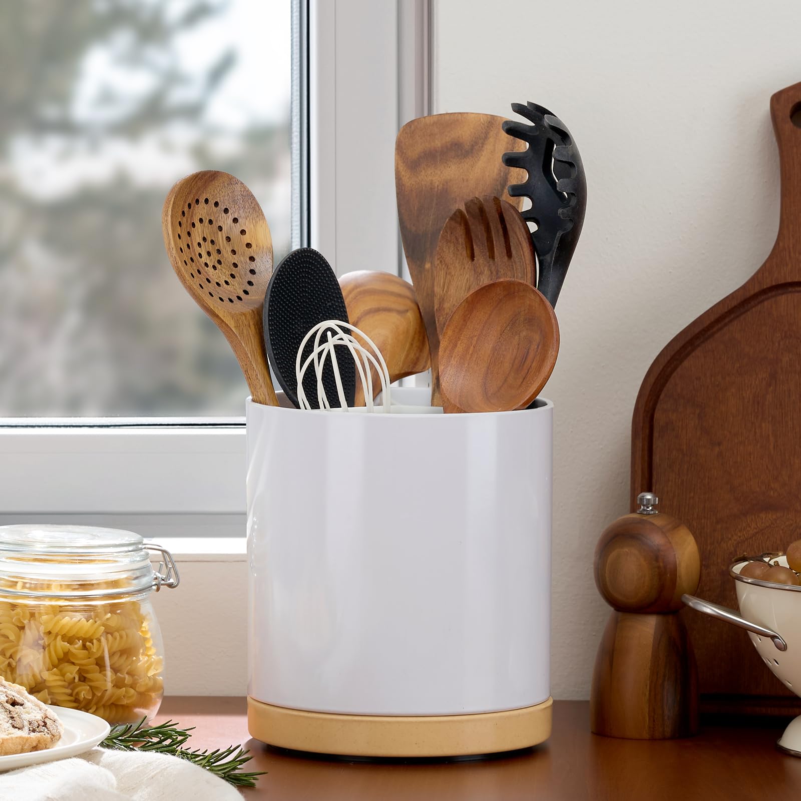 Meolibour 3-compartment design keeps utensils neatly sorted and accessible.