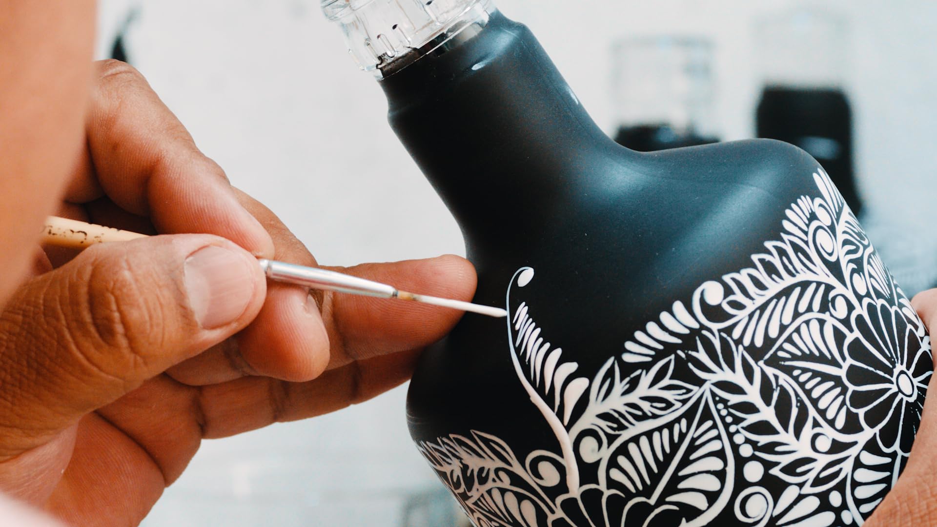 Clay skull detail highlighted on the Mexskeletons bottle