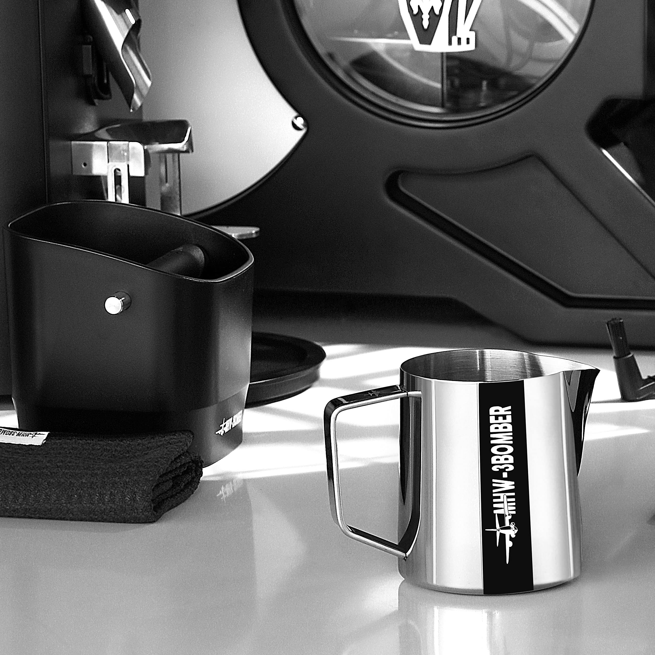 MHW-3BOMBER ergonomic handle designed for comfortable foaming