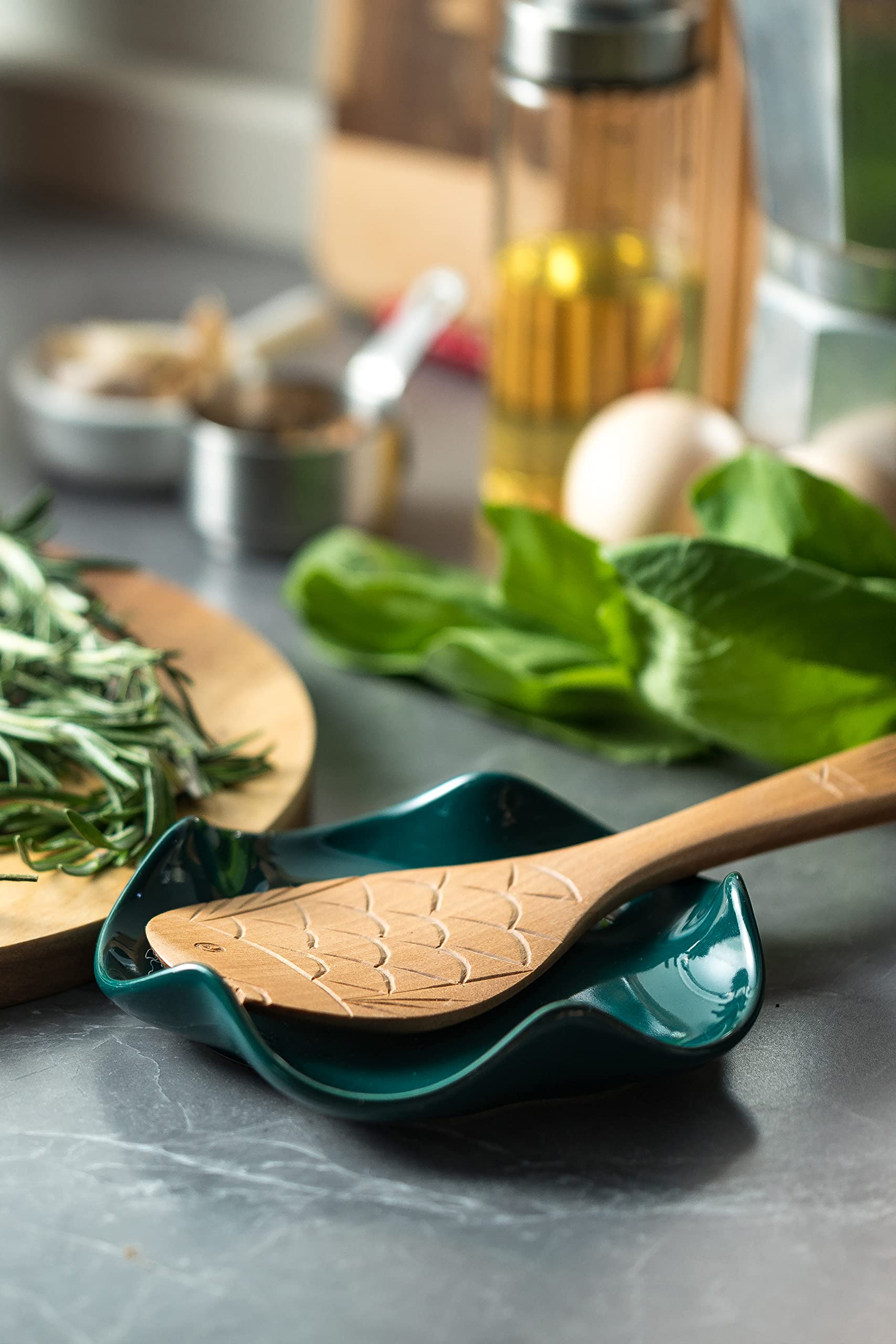 Miamolo compact spoon rest fits on countertops while keeping utensils organized.